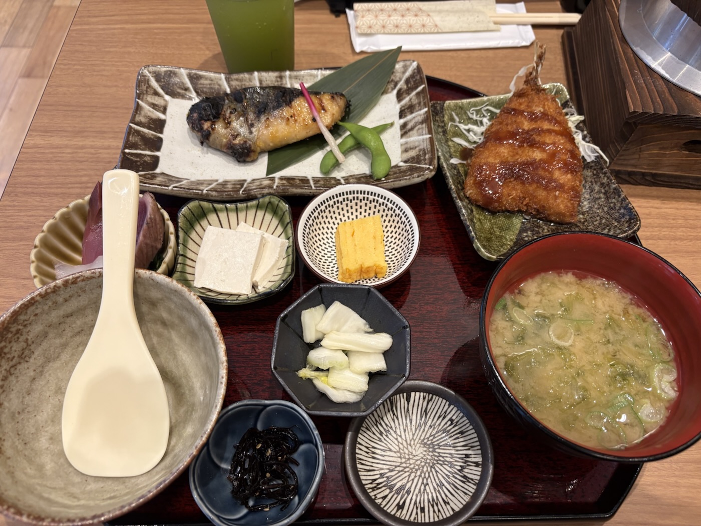 銀シャリ的釜飯定食:烤魚、炸魚、玉子燒、味噌湯