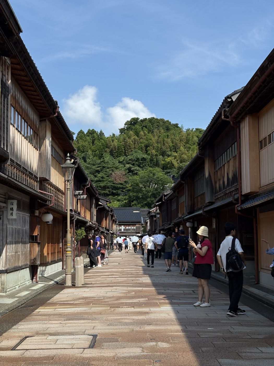 東茶屋街石板路與格子窗茶屋